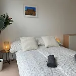 90 M2 Stylish Apartment With Free Parking